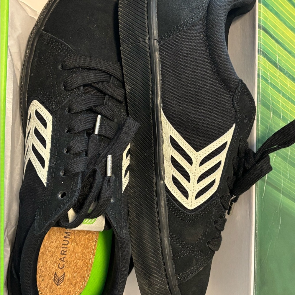 Cariuma Black Sneakers Modern Athletic Style - Picture 2 of 4